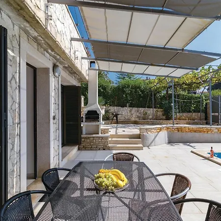 Dom wakacyjny Beautiful In With Sauna Pula